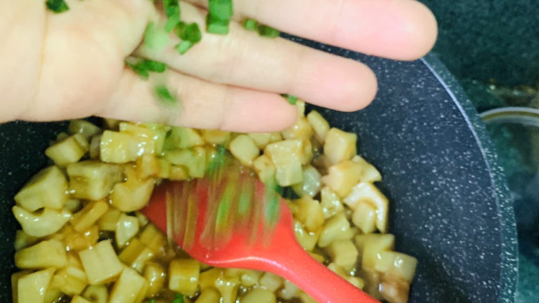 糖醋藕丁,加葱粒,翻炒,出锅;