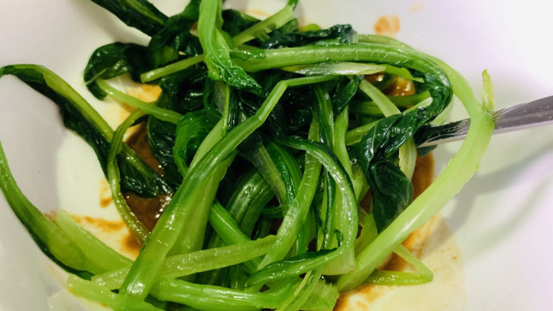 凉拌芥菜丝,加入调好的料汁中,搅拌均匀;