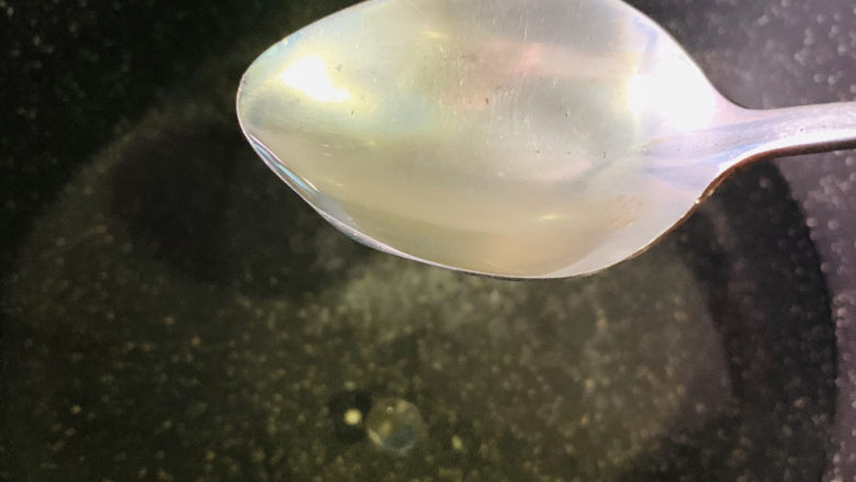 凉拌芥菜丝,加少许油;