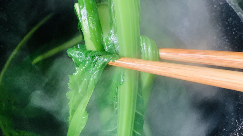 凉拌芥菜丝,芥菜断生就可以夹起；