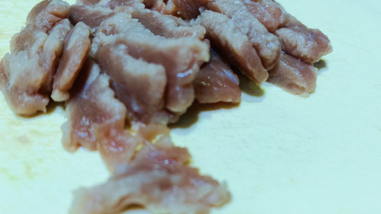 芦笋炒牛肉,横纹切片;