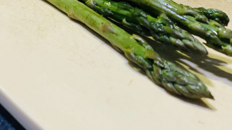 芦笋炒牛肉,<a style='color:red;display:inline-block;' href='/shicai/ 122'>芦笋</a>,洗净,摘除教老的部分;