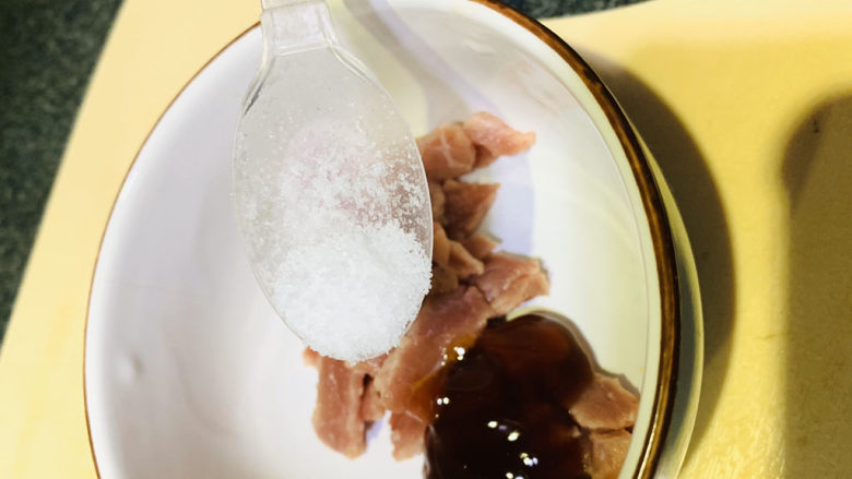 芦笋炒牛肉,加少许盐;