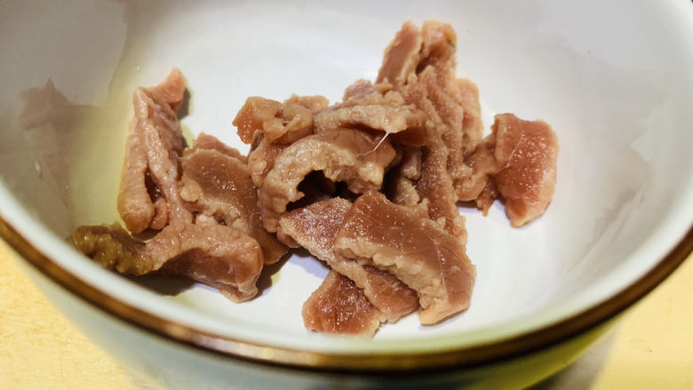 芦笋炒牛肉,放碗里;