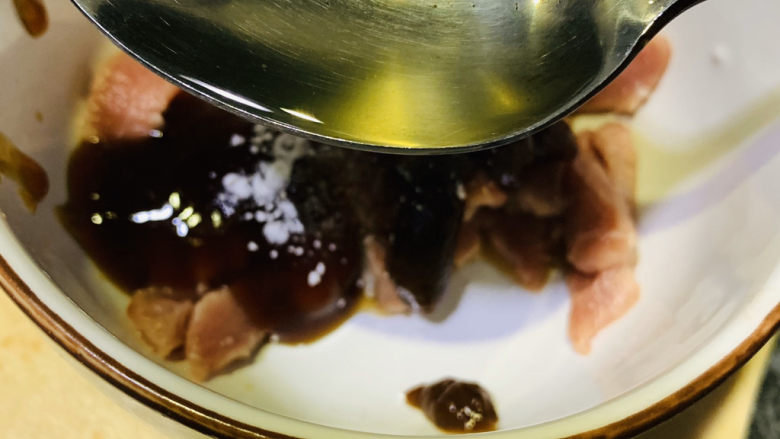 芦笋炒牛肉,加少许油;