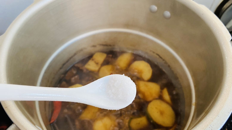 啤酒炖牛肉,待气阀消气后再打开锅盖,加入1小茶匙盐
