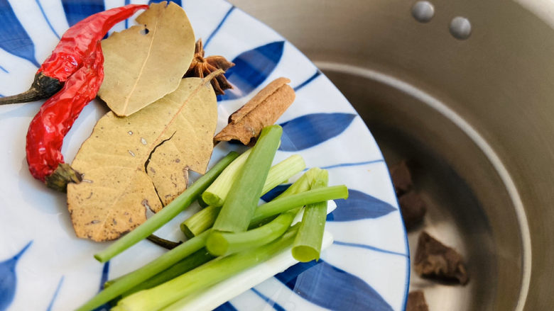 啤酒炖牛肉,放入大料