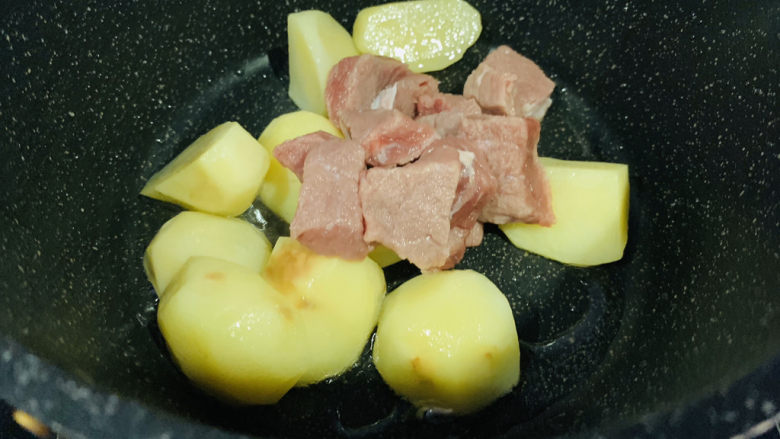啤酒炖牛肉,倒入牛肉;
