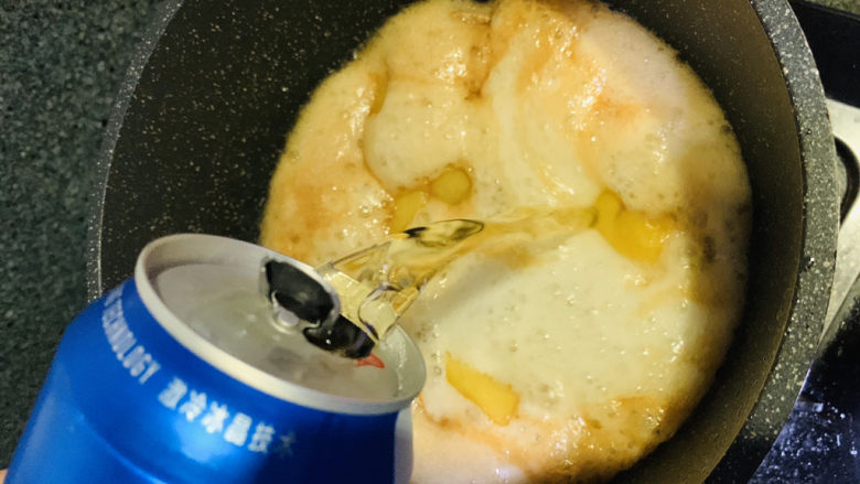 啤酒炖牛肉,慢慢加入啤酒;