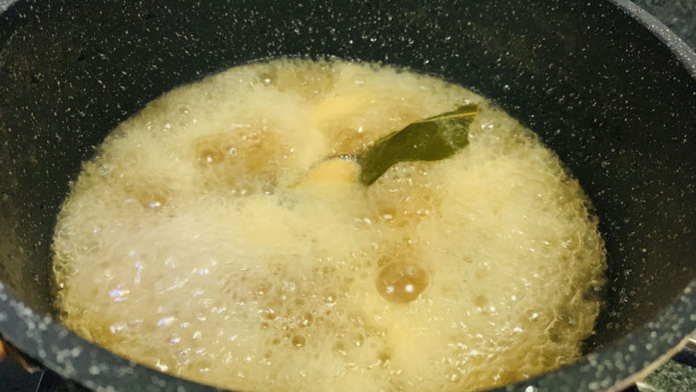啤酒炖牛肉,搅拌均匀,煮开;