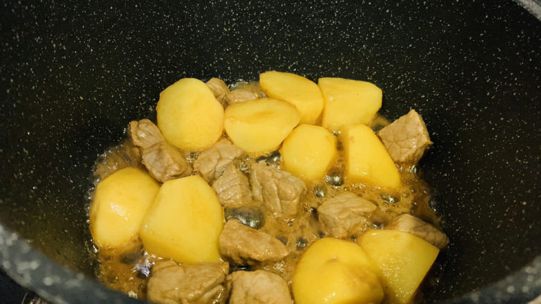 啤酒炖牛肉,先炒香;