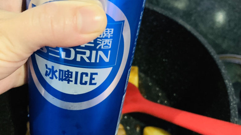 啤酒炖牛肉,先倒一点点啤酒;