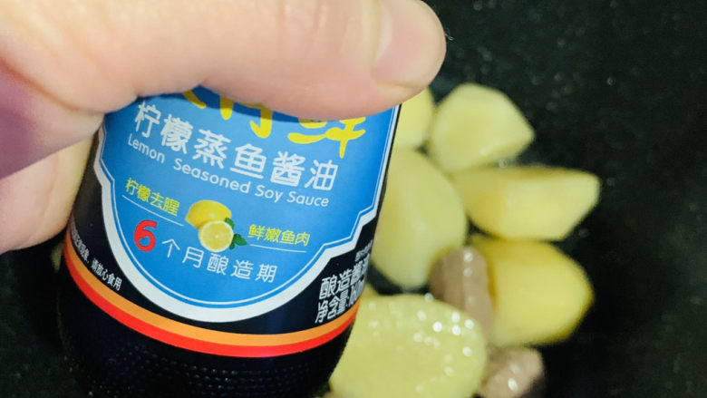 啤酒炖牛肉,加酱油;