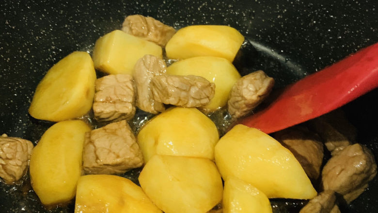 啤酒炖牛肉,炒上色;