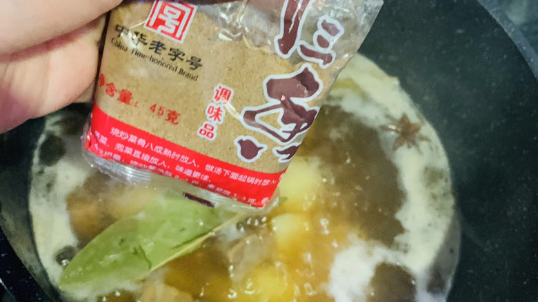 啤酒炖牛肉,加入八角香叶,加<a style='color:red;display:inline-block;' href='/shicai/ 829'>十三香</a>;