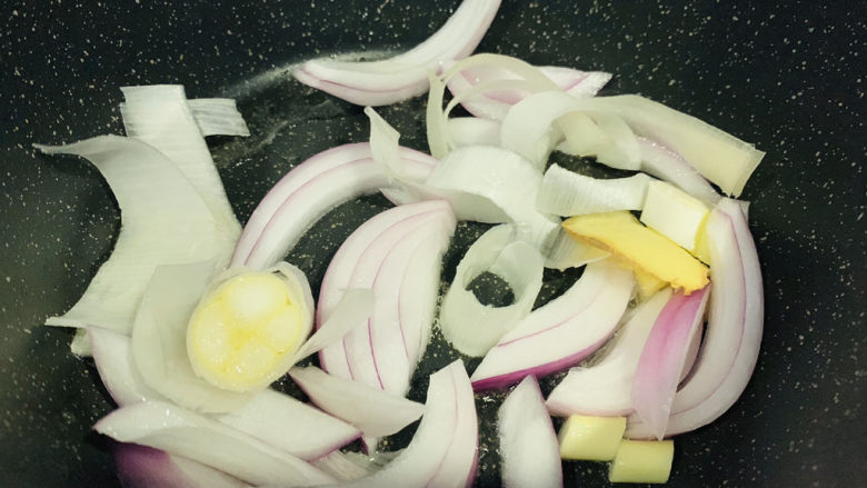 韭菜炒鸭血,倒入姜 大葱 洋葱,大火炒香;