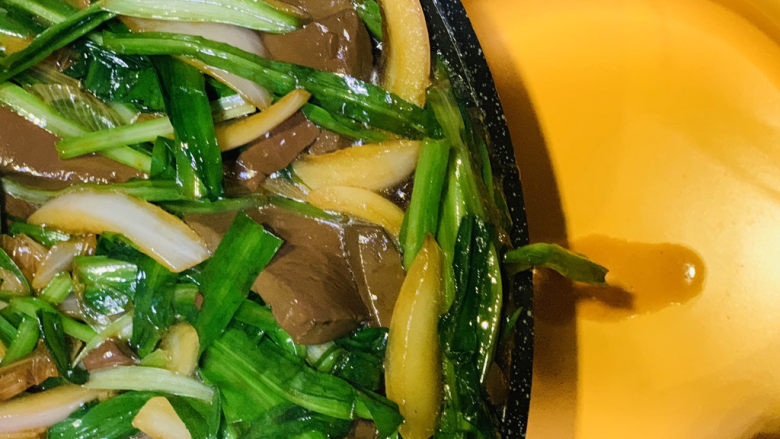 韭菜炒鸭血,起锅;
