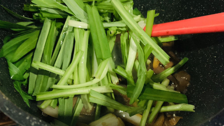 韭菜炒鸭血,加入韭菜;