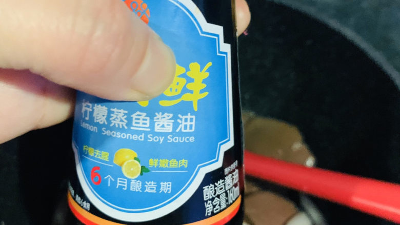 韭菜炒鸭血,加<a style='color:red;display:inline-block;' href='/shicai/ 692'>酱油</a>;