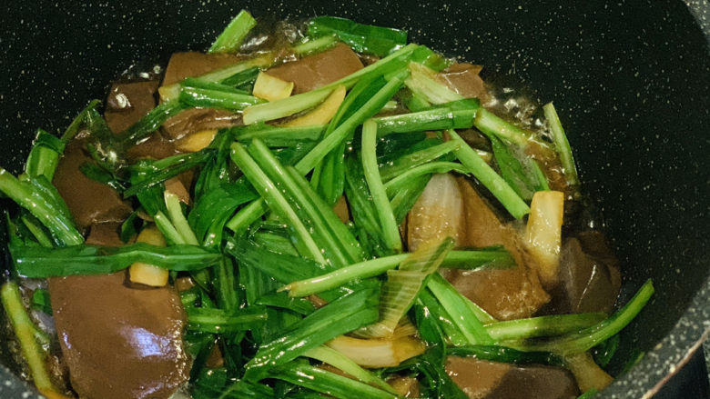 韭菜炒鸭血,韭菜炒断生;