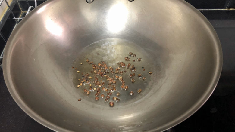 凉拌芥菜丝➕春到人间草木知,热锅后加入适量食用油,小火煸香花椒