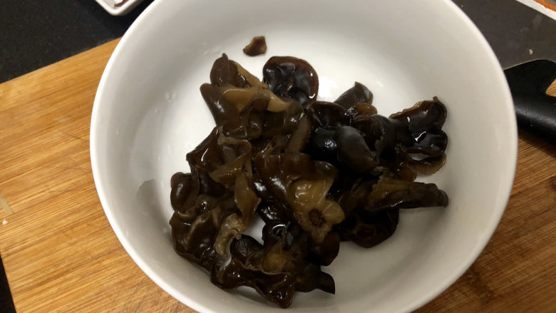 凉拌芥菜丝➕春到人间草木知,泡发好的木耳,揉搓洗净