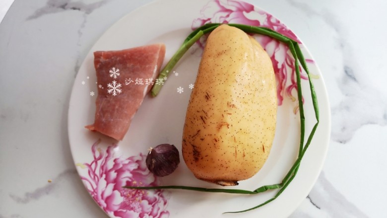 糖醋藕丁,准备食材。