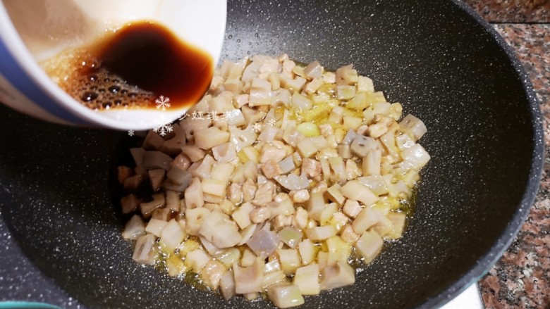 糖醋藕丁,倒入糖醋汁翻炒均匀。