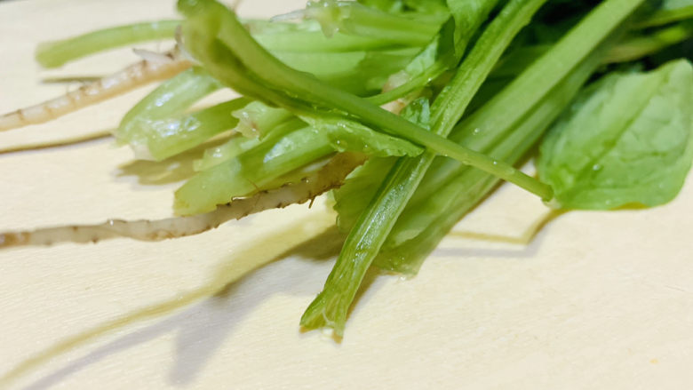 菠菜木耳炒鸡蛋,洗净,菠菜根很有营养,不要摘除;
