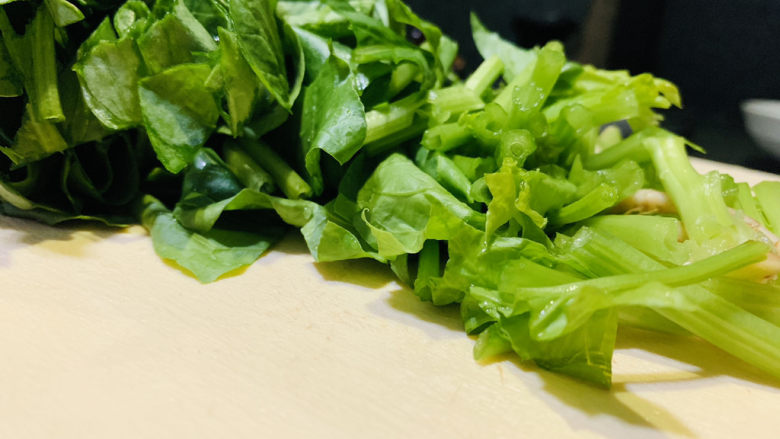 菠菜木耳炒鸡蛋,菠菜切段;