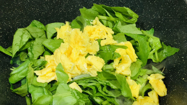菠菜木耳炒鸡蛋,菠菜炒断生,鸡蛋倒入;
