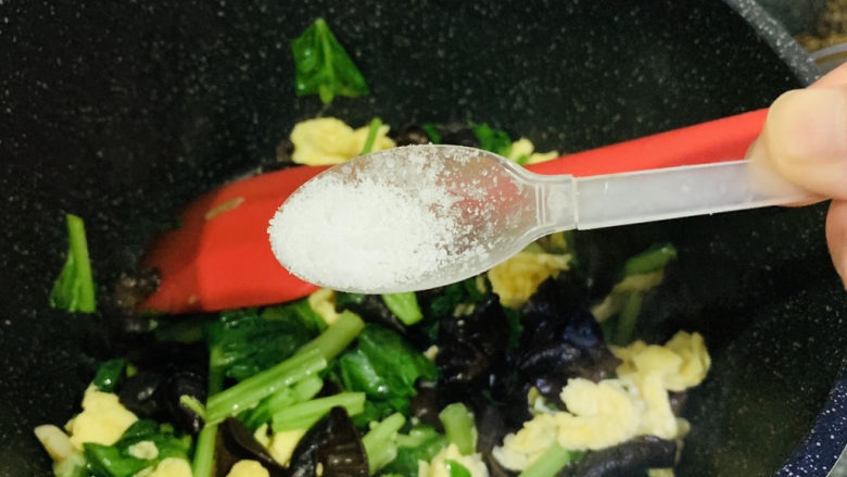 菠菜木耳炒鸡蛋,加少许盐;