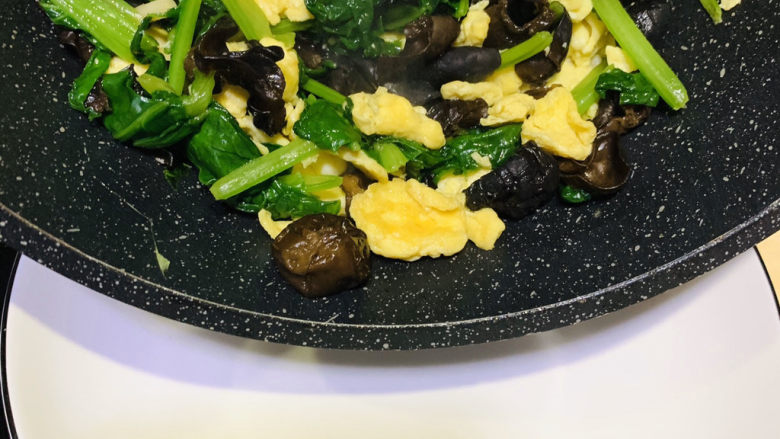 菠菜木耳炒鸡蛋,炒均匀,出锅;