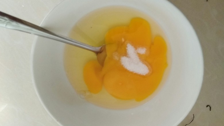 生日蛋饼,加食盐,水。