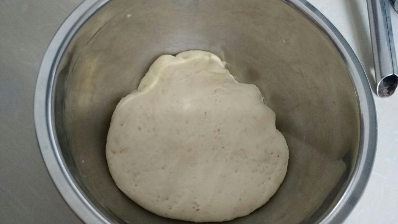 生日蛋饼,发酵好的面团。