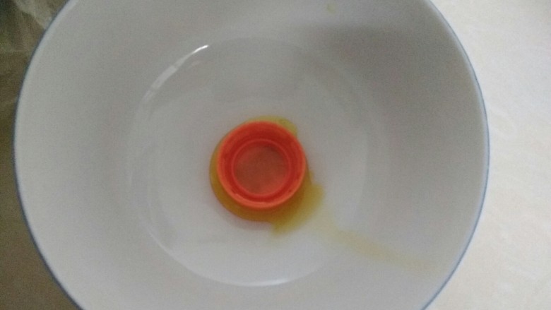 生日蛋饼,准备好一个碗,饮料瓶盖子。放点食用油。