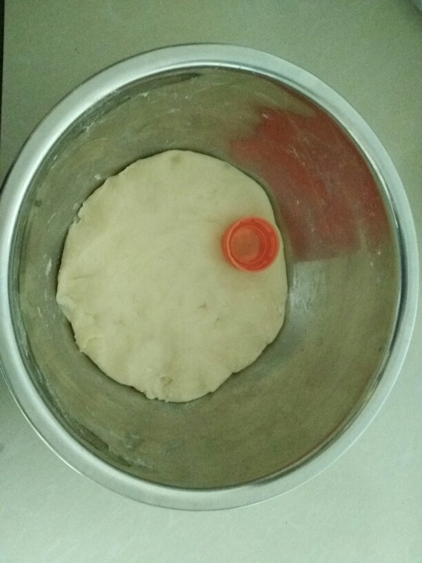 生日蛋饼,瓶盖蘸上食用油,按在面饼上。