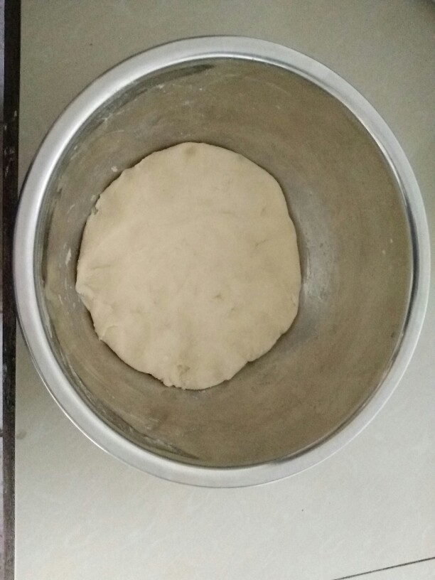生日蛋饼,碗底抹油,发酵好的面团平摊碗底。