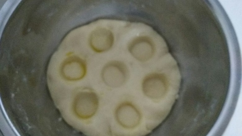 生日蛋饼,按年龄按好凹槽。