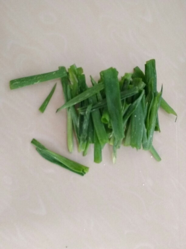 生日蛋饼,用手撕成小段。