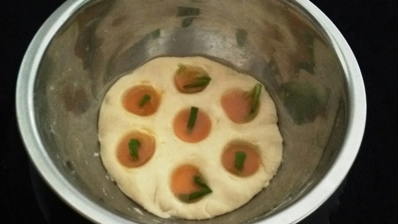 生日蛋饼,凹槽内倒入蛋液,并插入葱段,上锅蒸。。