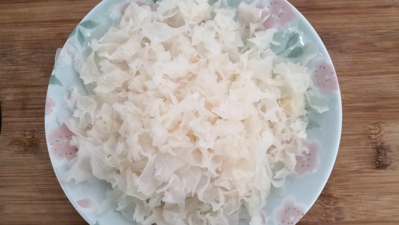 苹果银耳红枣汤,泡发的银耳,洗干净,撕成小朵,备用