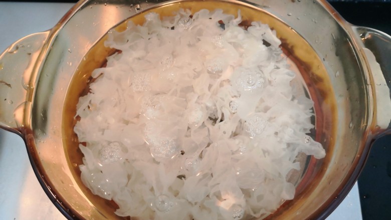 苹果银耳红枣汤,把银耳和<a style='color:red;display:inline-block;' href='/shicai/ 866'>冰糖</a>,放入锅中