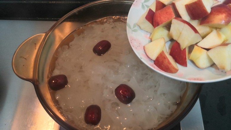 苹果银耳红枣汤,时间到,加入苹果块