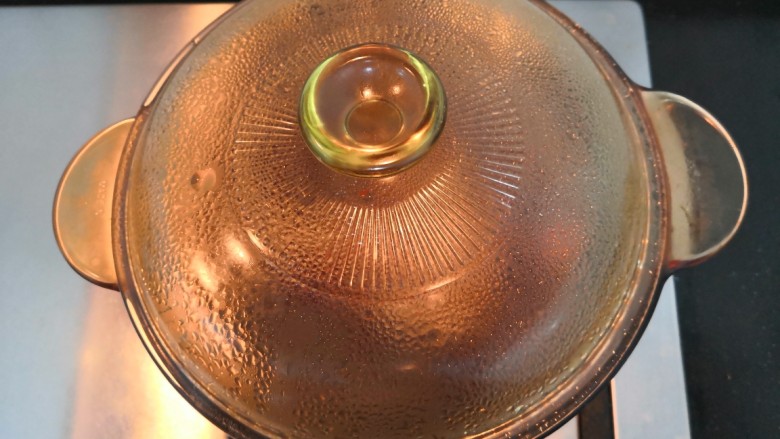 苹果银耳红枣汤,烧开后,关小火焖5分钟