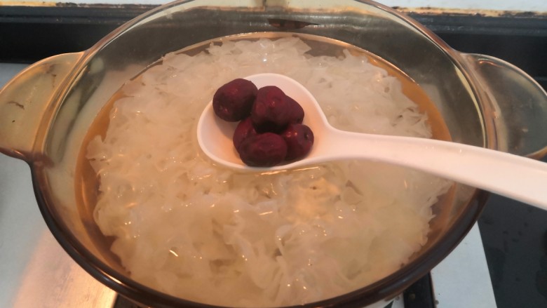 苹果银耳红枣汤,焖煮时间到,把红枣放入银耳中