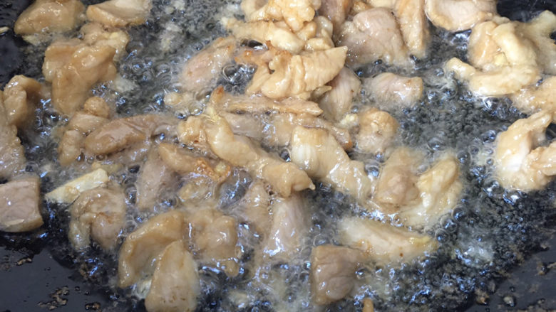 韭黄炒肉丝,加入肉丝翻炒片刻,然后盛出来