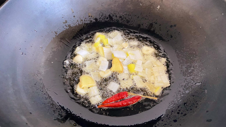 爆炒卷心菜,油热放入葱姜蒜,辣椒炒香。我这个辣椒放进去拍个照就捞出来了,我怕辣。