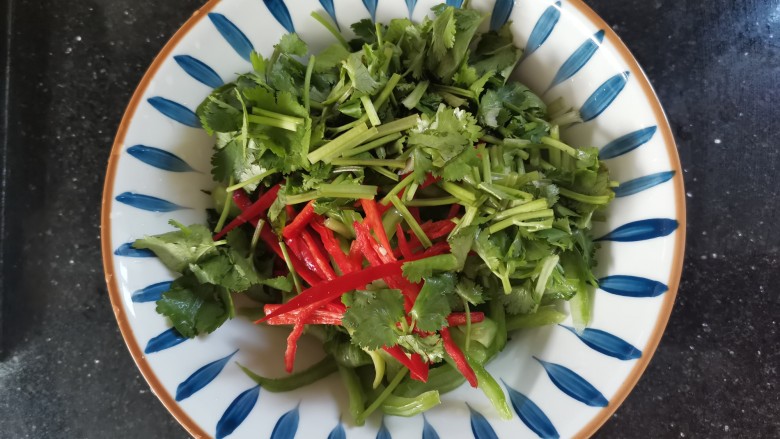 凉拌芥菜丝,芥菜,辣椒,香菜放在一起