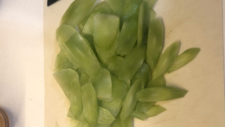 莴笋炒鸡蛋,把莴笋切成片